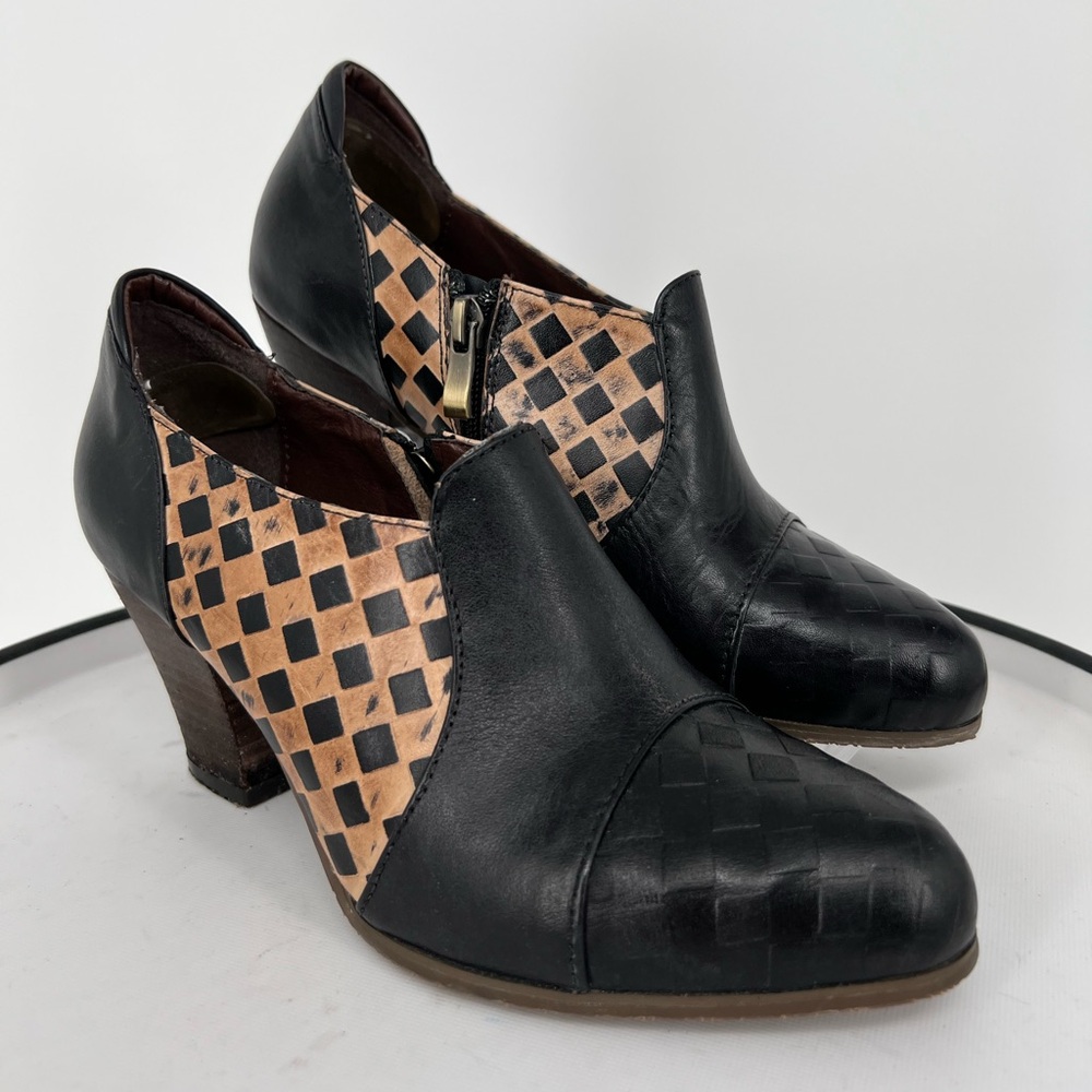 L’ARTISTE SPRING STEP BUTTERMILK BLACK AND TAN LEATHER BOOTIES W/SIDE ZIPPER
